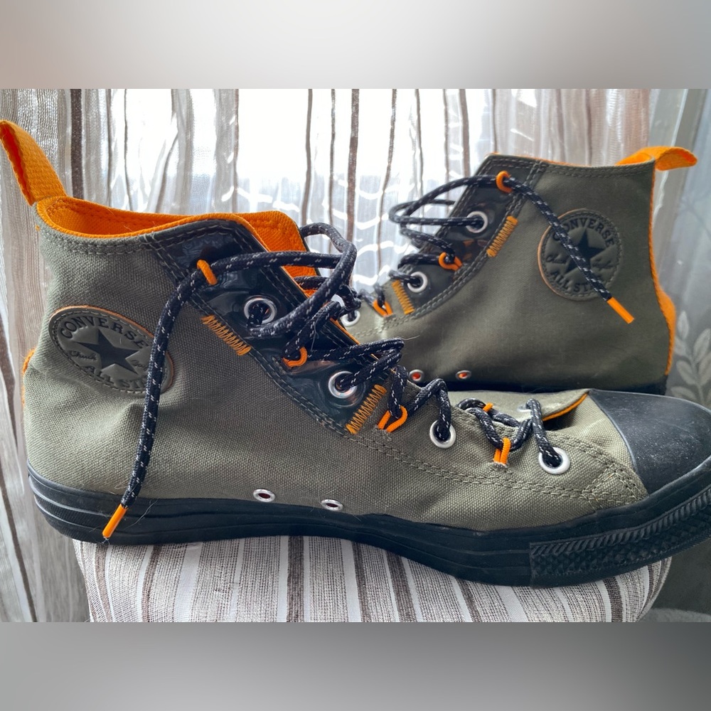 Converse size 10.5 mens, 12.5 women